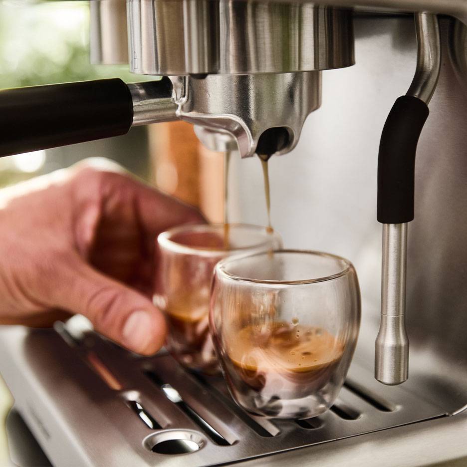 Espressorul prepară două cești de espresso.