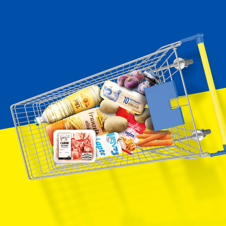 Un coș de cumpărături plin cu alimente esențiale, inclusiv ulei, carne, pâine și lapte, pe fundalul steagului ucrainean.