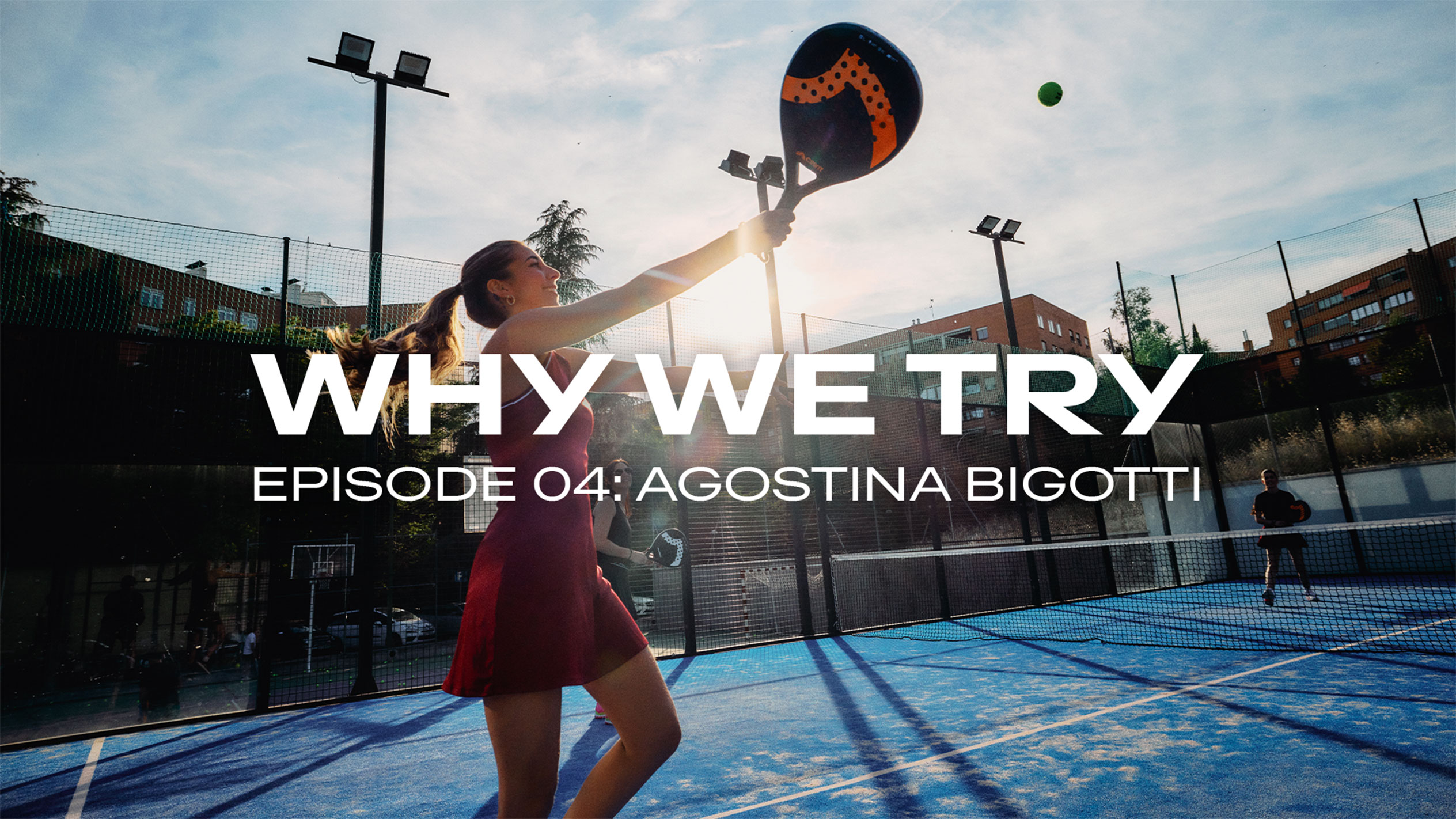 Agostina Bigotti lovește o minge de padel în aer, pe un teren în aer liber, cu o rachetă de padel CRIVIT.