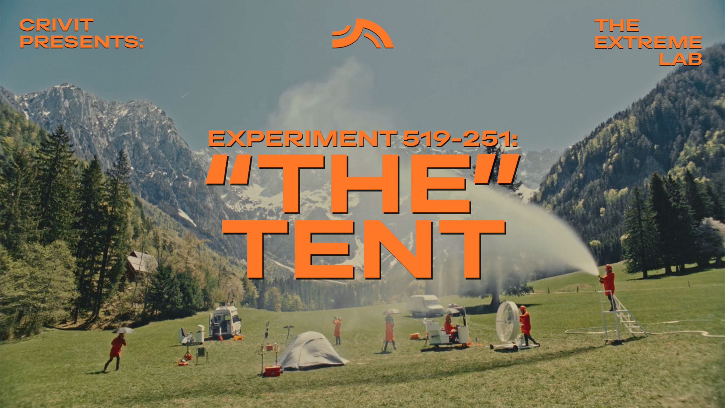Oameni în costume portocalii testează un cort și echipament de camping într-un peisaj montan.