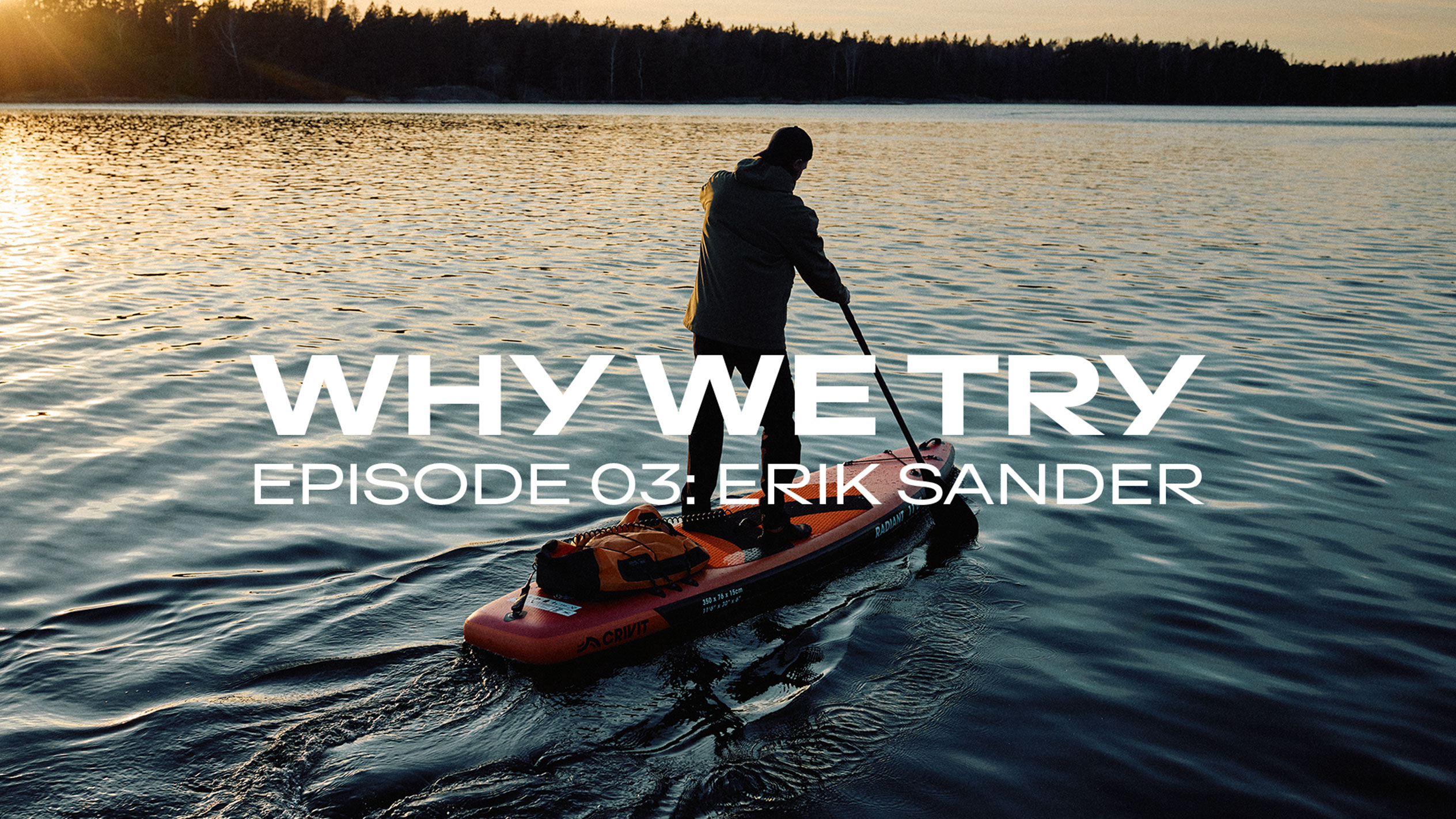 Bărbat vâslind pe o placă de stand-up paddle la apus, text: „WHY WE TRY EPISODE 03: ERIK SANDER”.