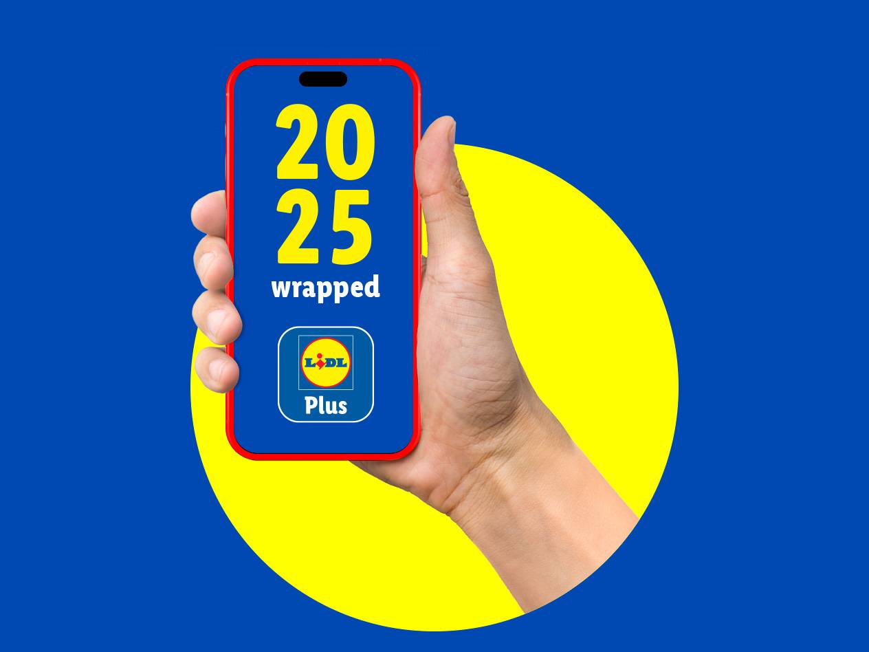 Mână ținând un smartphone cu aplicația Lidl Plus, afișând „2025 wrapped” pe un fundal albastru și galben.