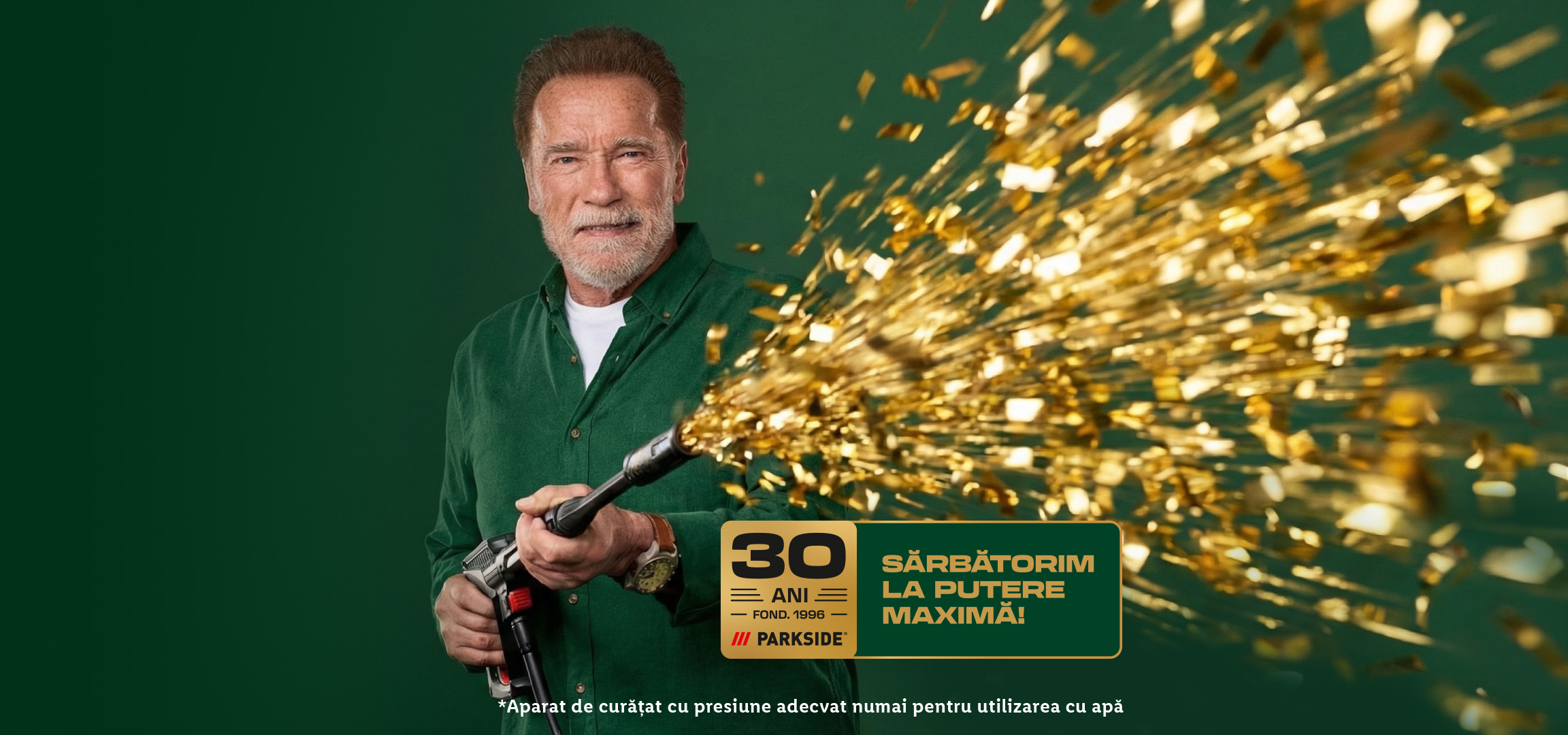 Arnold Schwarzenegger sărbătorind cu confetti aniversarea a 30 de ani de la înființarea Parkside.