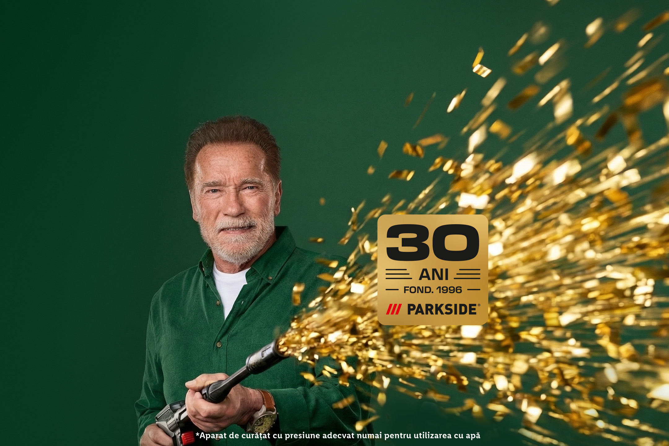 Arnold Schwarzenegger sărbătorind cu confetti aniversarea a 30 de ani de la înființarea Parkside.