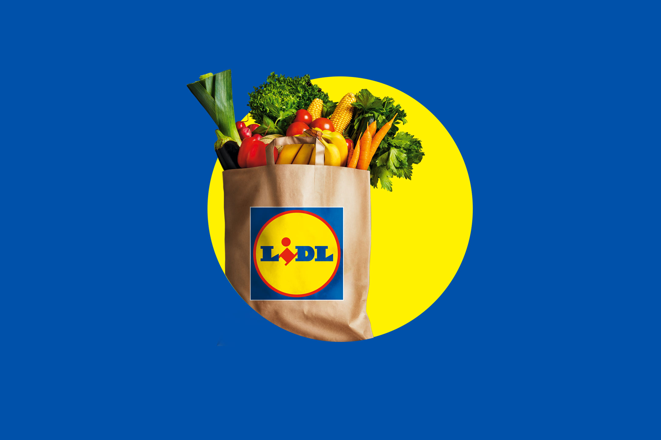 Pungă de hârtie plină cu legume proaspete, inclusiv praz, vinete, porumb, roșii și morcovi, pe un fundal albastru cu un cerc galben.
