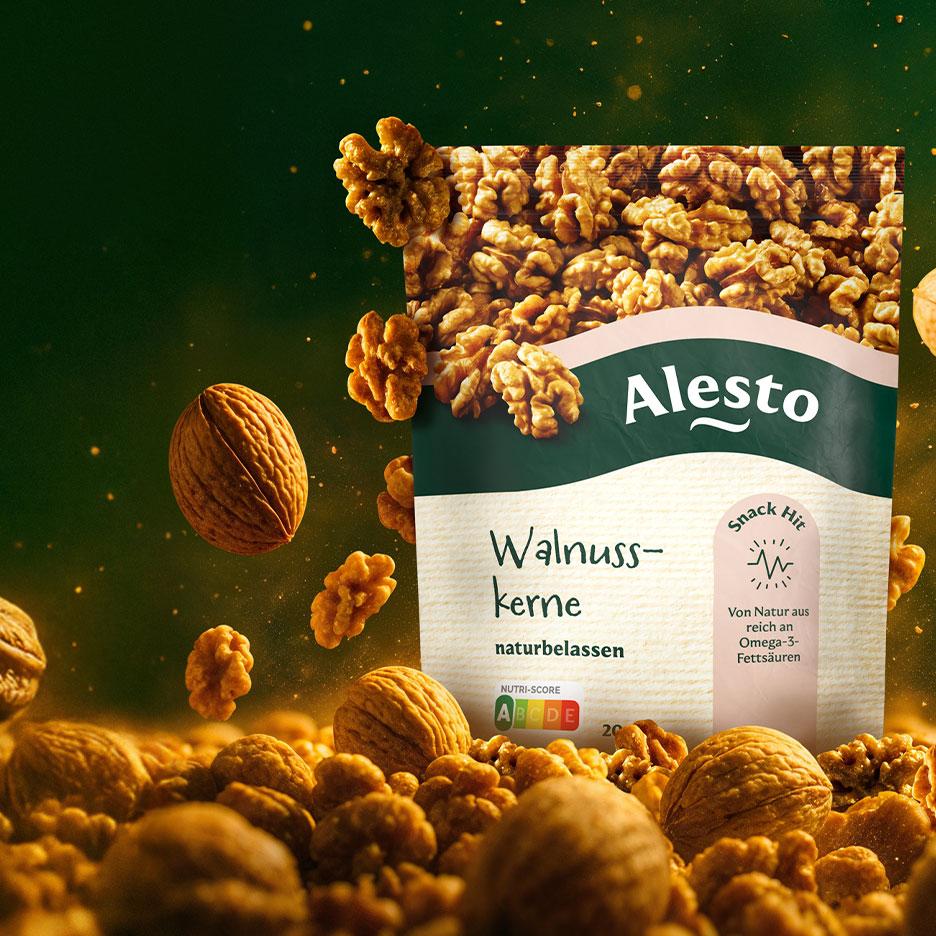 Un pachet de nuci, cu inscripțiile «Walnuss-kerne naturbelassen» și «Snack Hit».