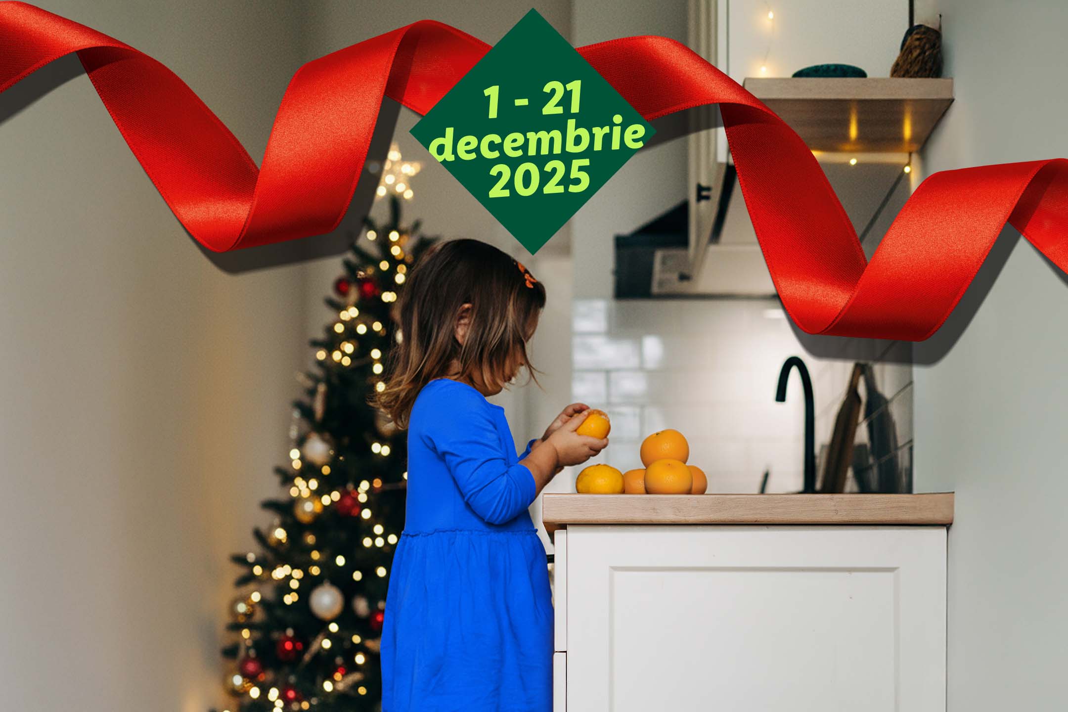O fetiță curăță mandarine lângă un brad de Crăciun, cu o panglică roșie și textul '1-21 decembrie 2025'.