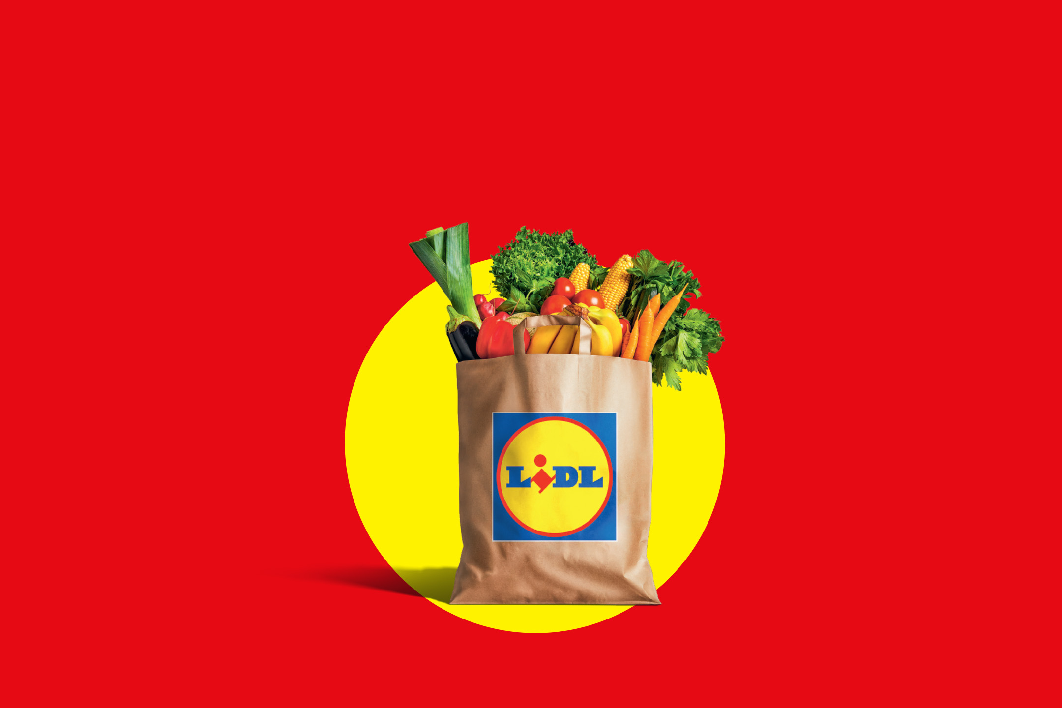 O pungă de hârtie plină cu legume proaspete, inclusiv praz, salată verde, porumb, roșii, morcovi și pătrunjel, pe un fundal roșu cu un cerc galben.