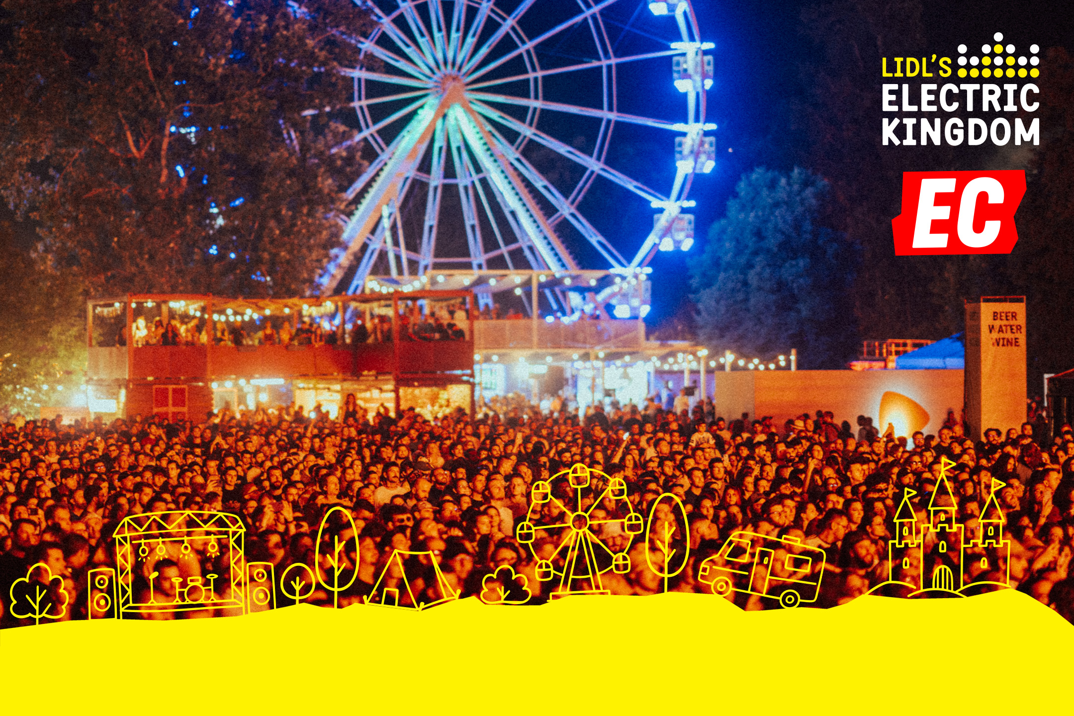 Festival de muzică aglomerat noaptea, cu o roată mare iluminată și un banner 'Electric Kingdom'.