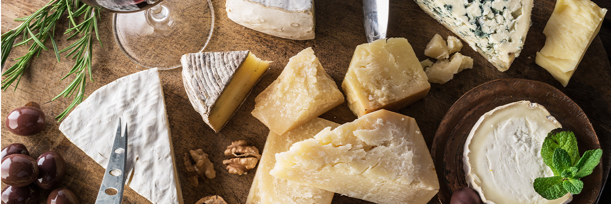 Brânzeturi: Brie, Parmesan, brânză cu mucegai albastru, nuci.