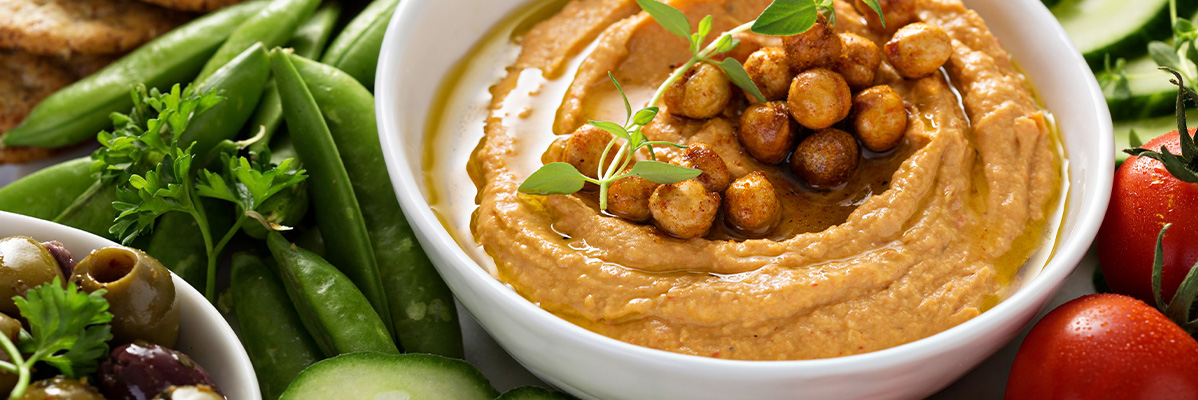 Hummus, năut prăjit, mazăre și măsline.