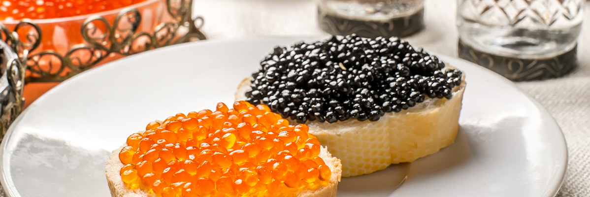 Chifle cu caviar roșu și negru.