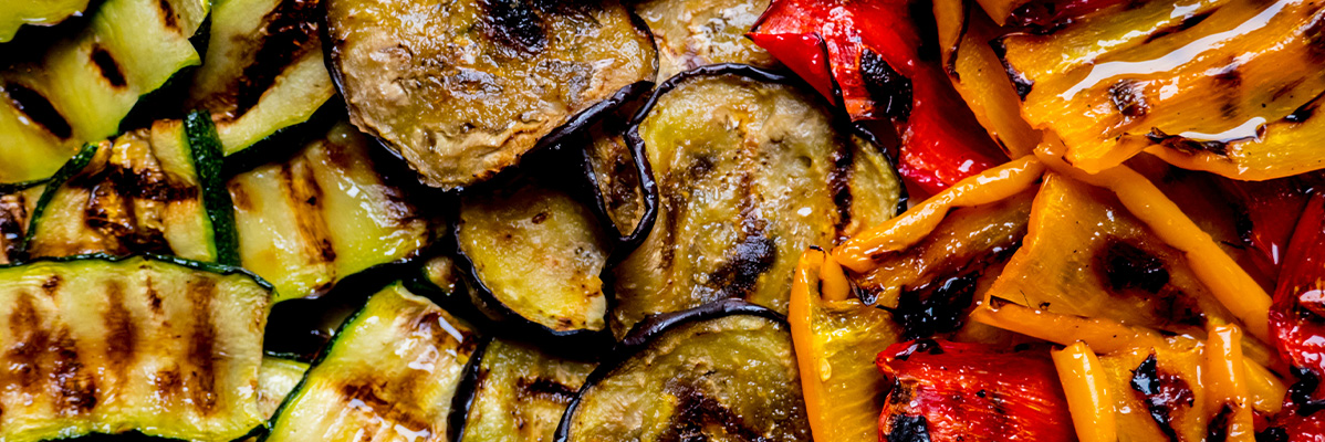 Zucchini, vinete și ardei copți la grătar.