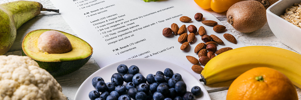 Avocado, afine, nuci și banane într-un concept de masă sănătos.