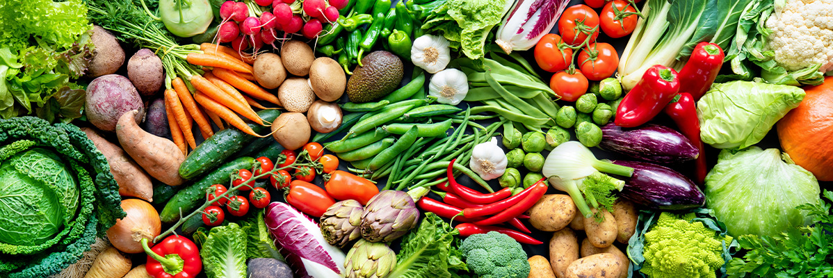 Legume și fructe proaspete: morcovi, cartofi, sfeclă, salată.
