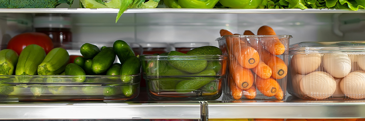 Refrigerator cu castraveți, avocado, morcovi și ouă.