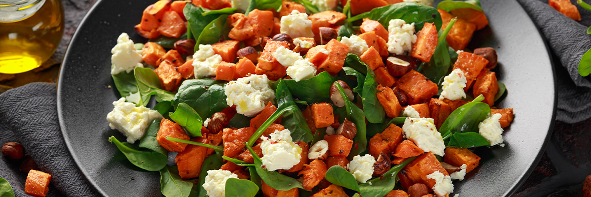 Salată de cartofi dulci, feta și alune.