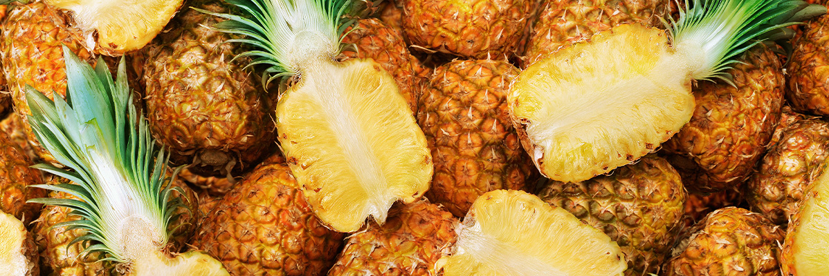 Ananas proaspete, tăiate și întregi.