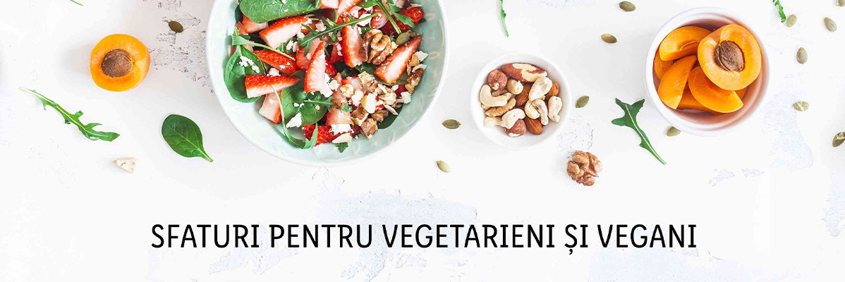Salată cu căpșuni, nuci și caise: mâncare vegană și vegetariană.