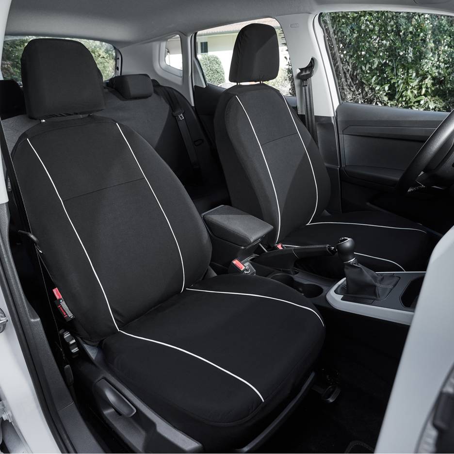 Huse negre pentru scaune auto cu detalii albe în interiorul unui vehicul.