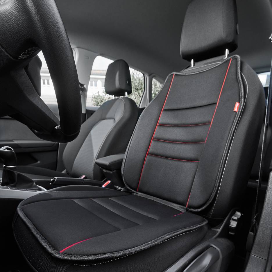 Husă neagră pentru scaun auto cu accente roșii, privită din interiorul vehiculului.