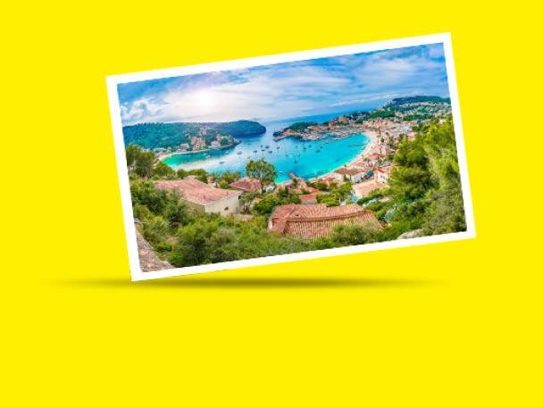 Vedere aeriană a unui golf mediteranean cu case și bărci, pe un fundal galben.