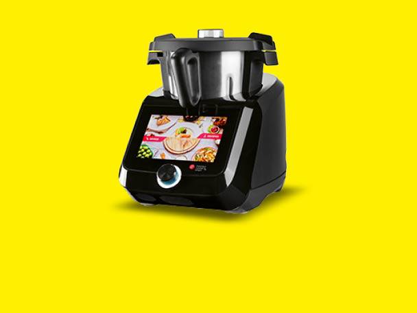 Robot de bucătărie multifuncțional negru cu ecran tactil, afișând o masă gătită.