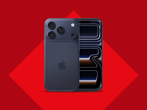Două smartphone-uri negre, unul cu spatele vizibil și unul cu ecranul aprins, pe un fundal roșu.