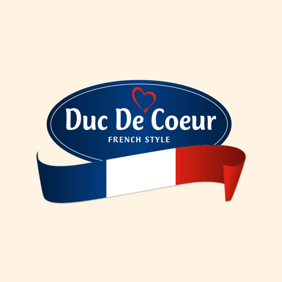 Logo Duc De Coeur, stil francez, cu o panglică în culorile drapelului francez.