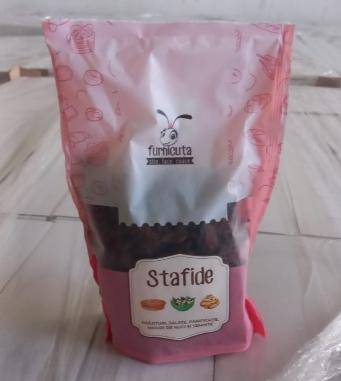 Pungă roz cu stafide, cu etichetă albă și ilustrații de nuci și semințe.