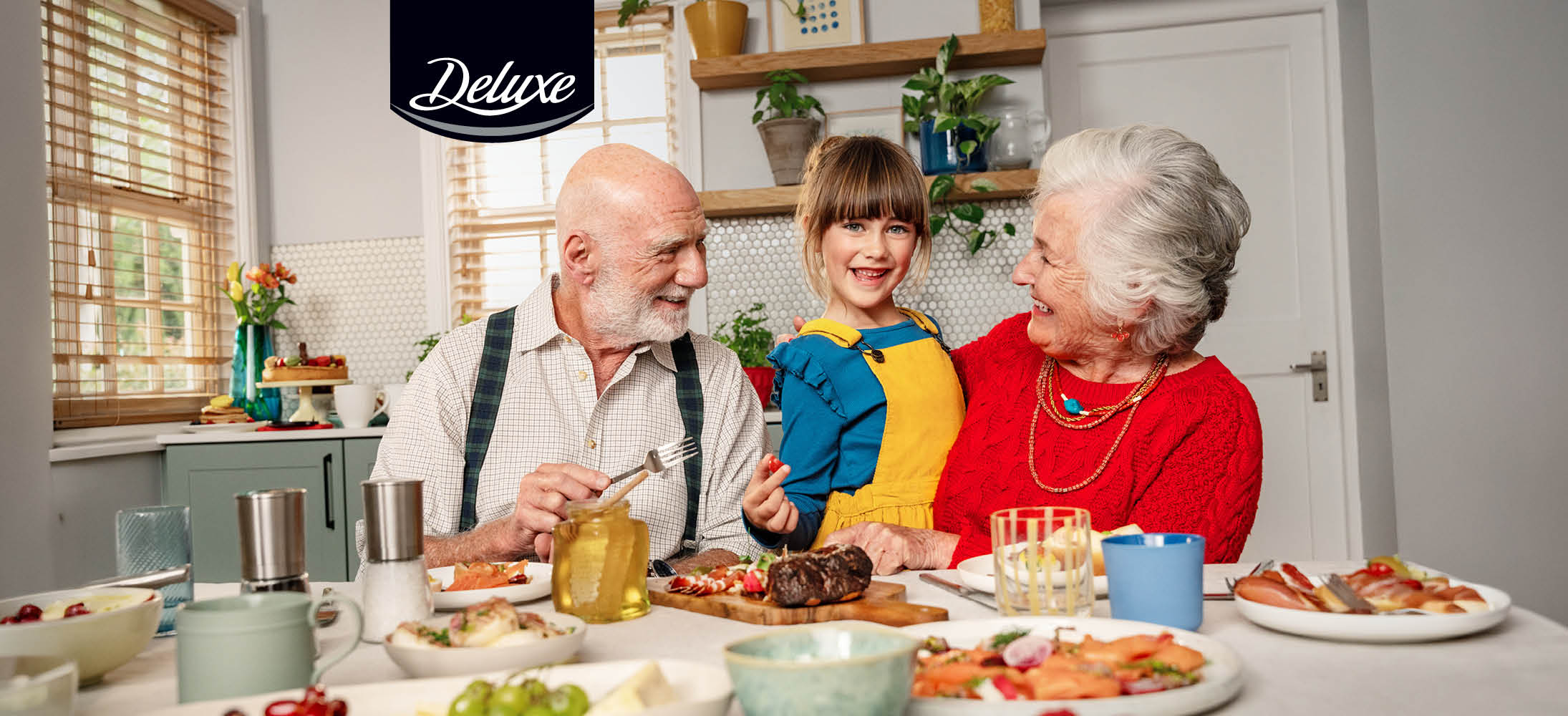 Trei generații la masă, cu o selecție de aperitive și feluri principale.