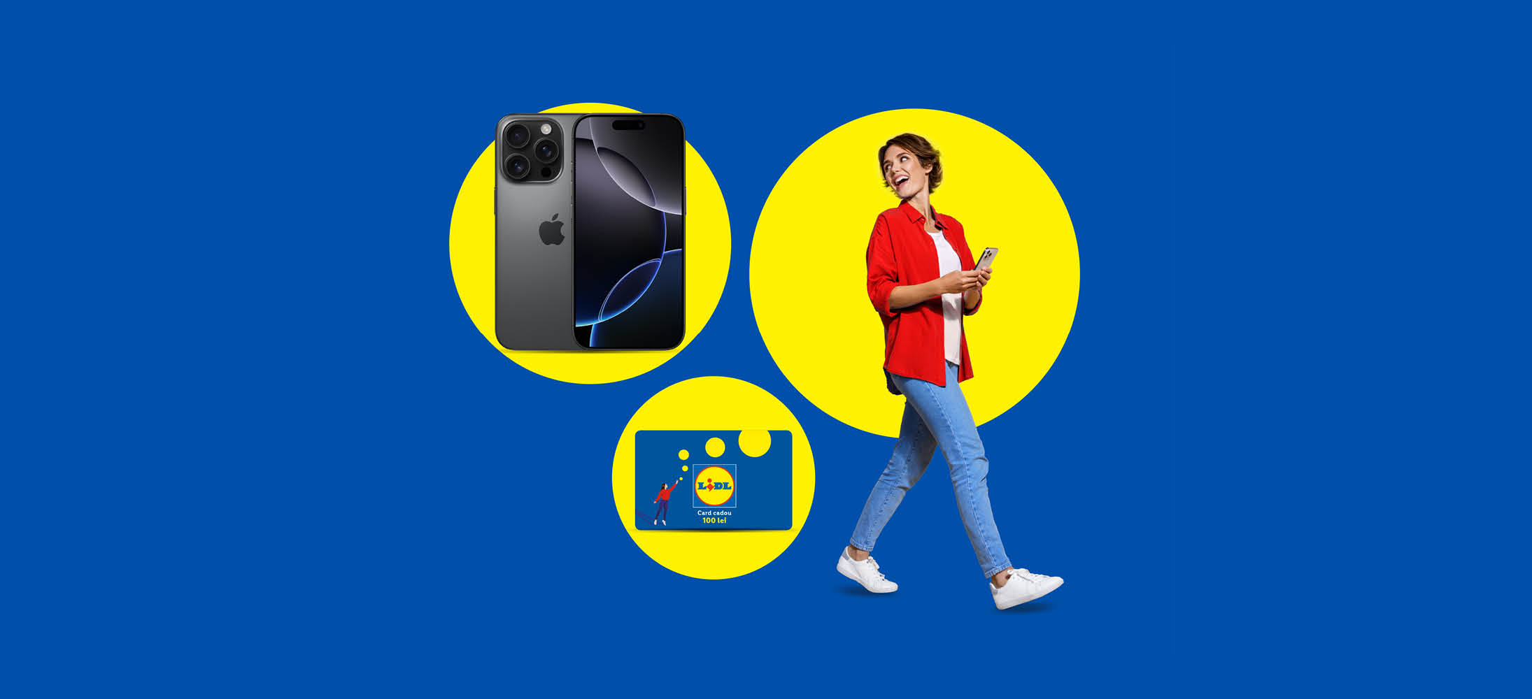 O femeie zâmbitoare cu un iPhone, un alt iPhone și un card cadou Lidl de 100 lei.