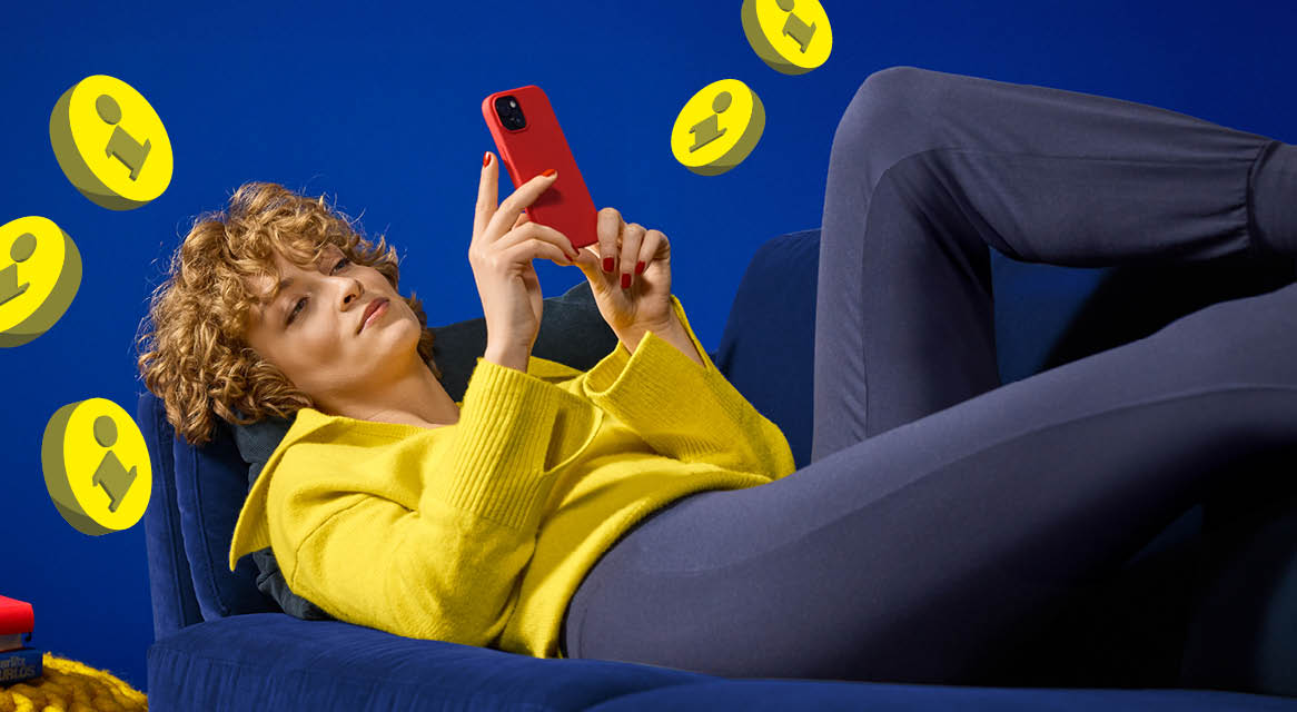 Femeie relaxată pe canapea, folosind un telefon roșu, cu simboluri de informații plutitoare.