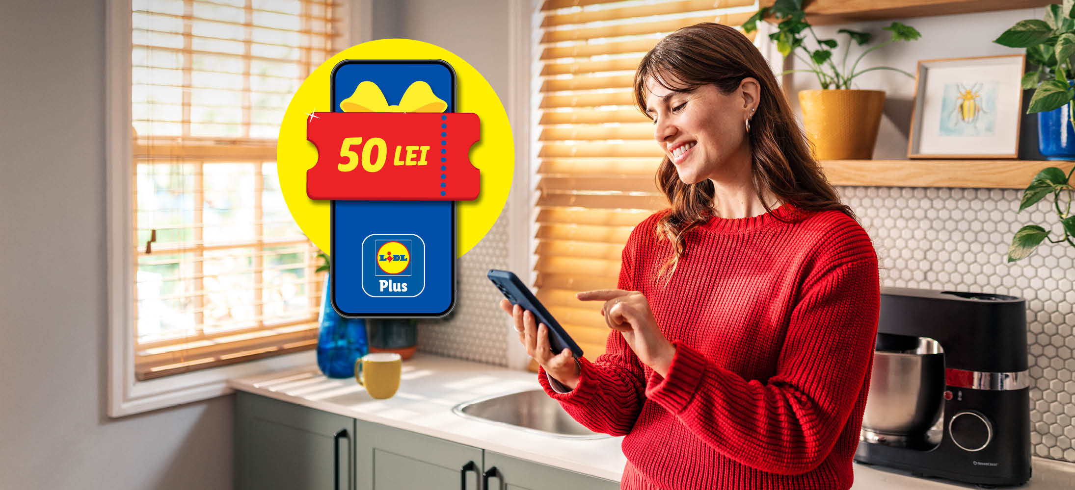 Femeie zâmbitoare folosind un smartphone cu o aplicație de cumpărături și un cupon de 50 LEI.