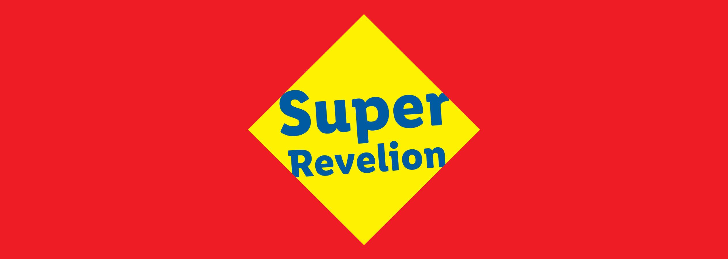 Un romb galben cu textul albastru „Super Revelion” pe un fundal roșu.