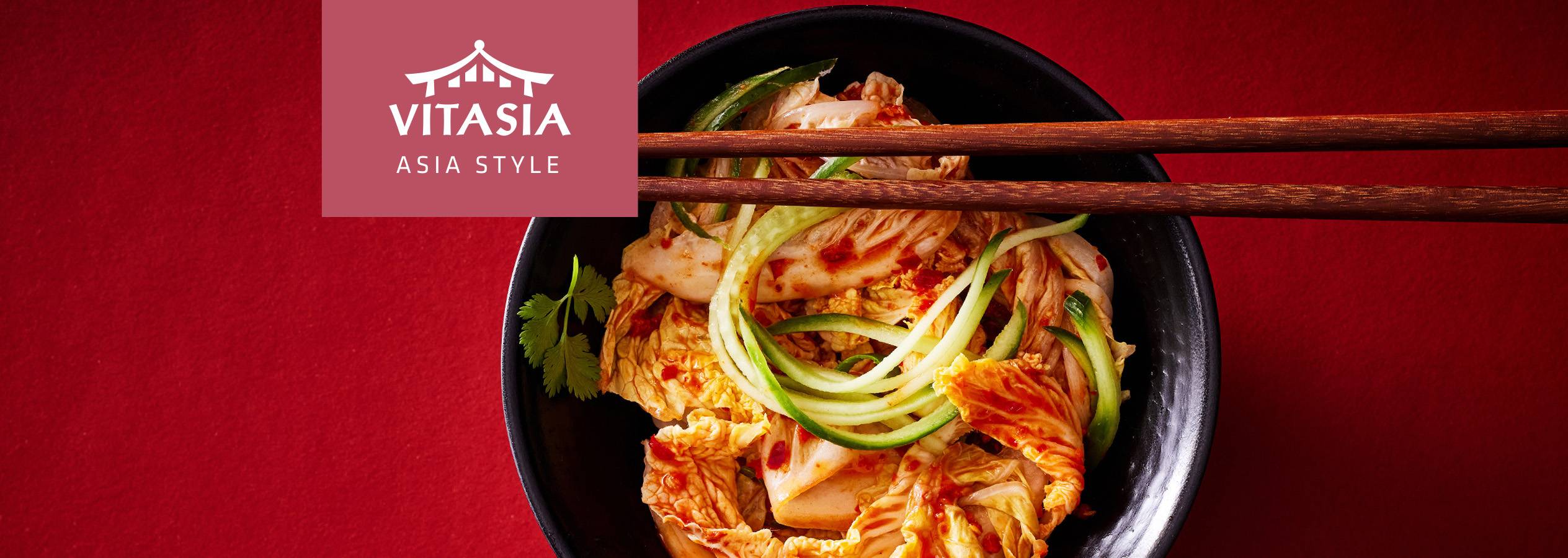 Vitasia Asia Style: Kimchi cu castraveți, servit într-un bol negru.