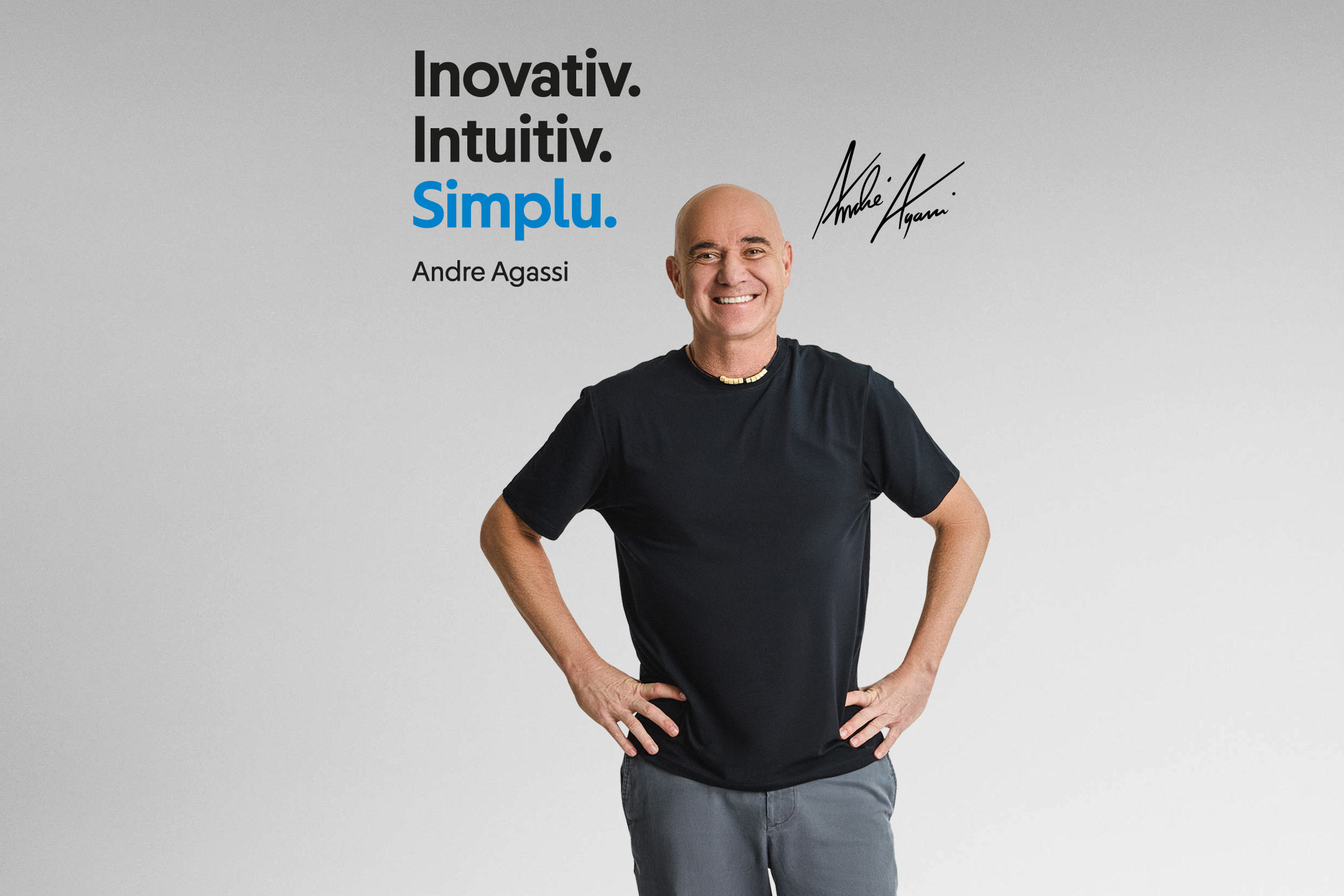 Andre Agassi prezentând o gamă de oale, tigăi și ustensile de bucătărie din cupru.