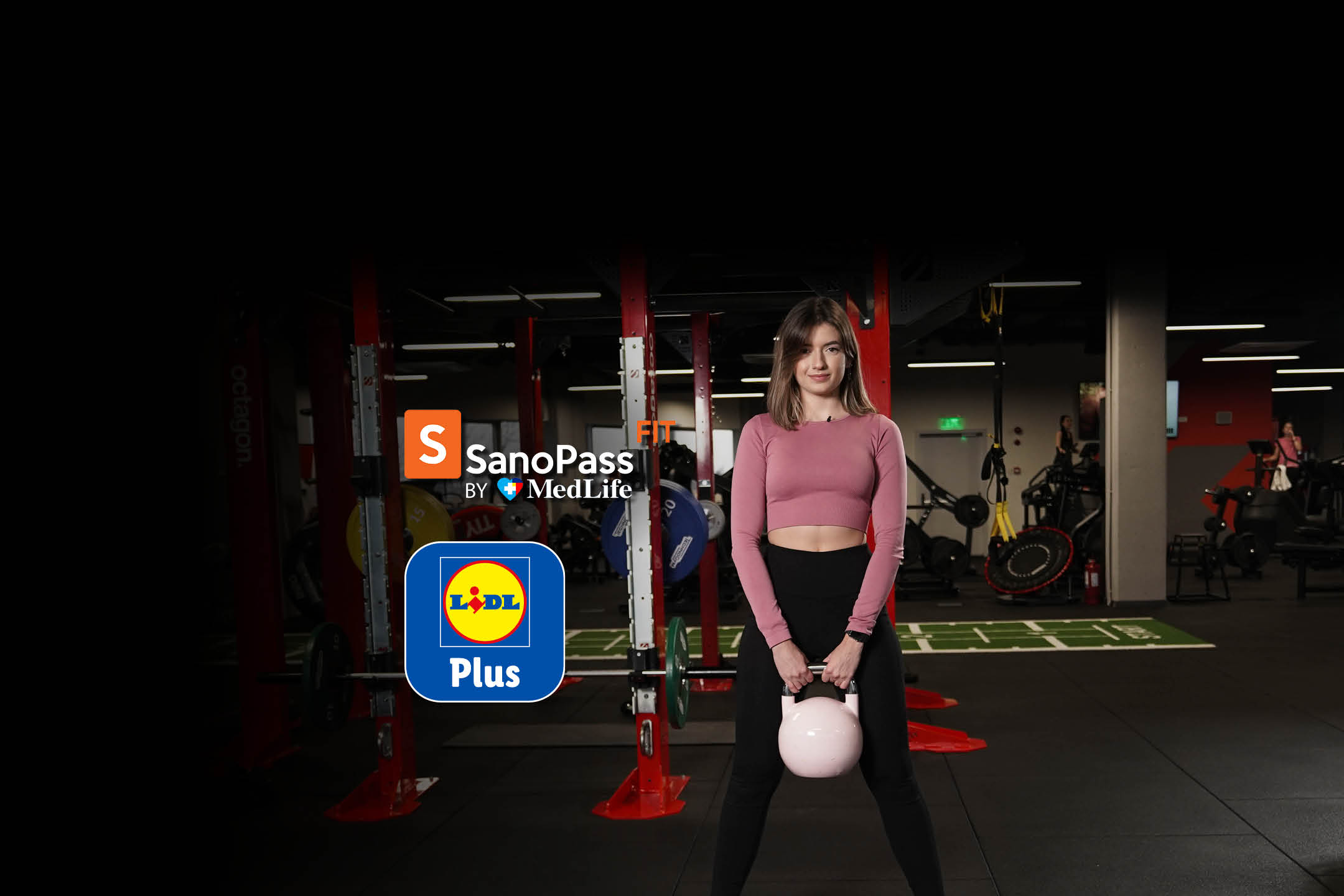 O femeie face exerciții cu o ganteră, cu logo-uri de fitness și de loialitate în prim-plan.