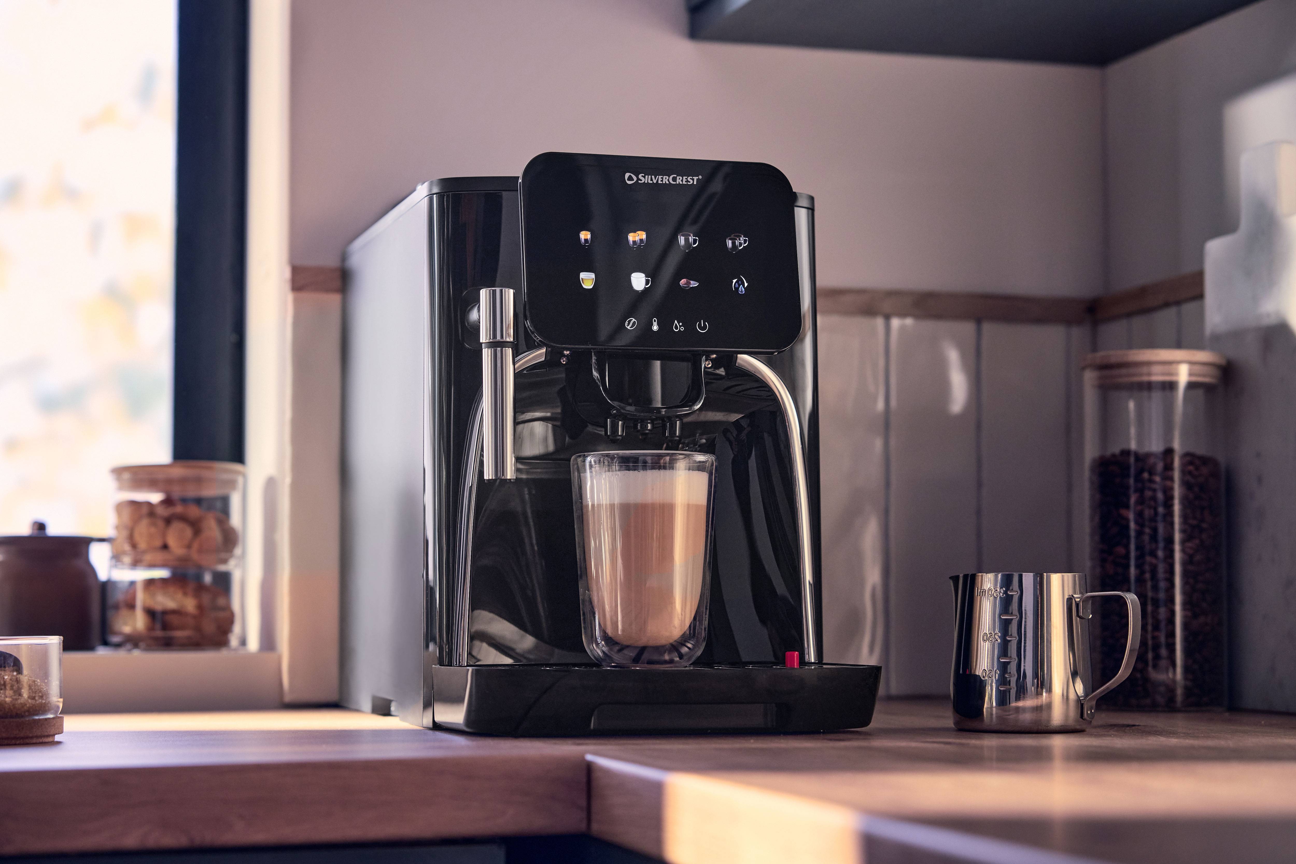 Espressor cu ecran tactil preparând latte într-un pahar, pe un blat de lemn.