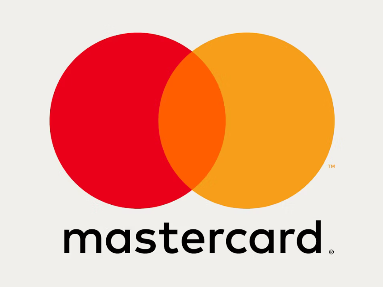 Logo Mastercard cu două cercuri suprapuse, unul roșu și unul portocaliu, și textul „mastercard” dedesubt.