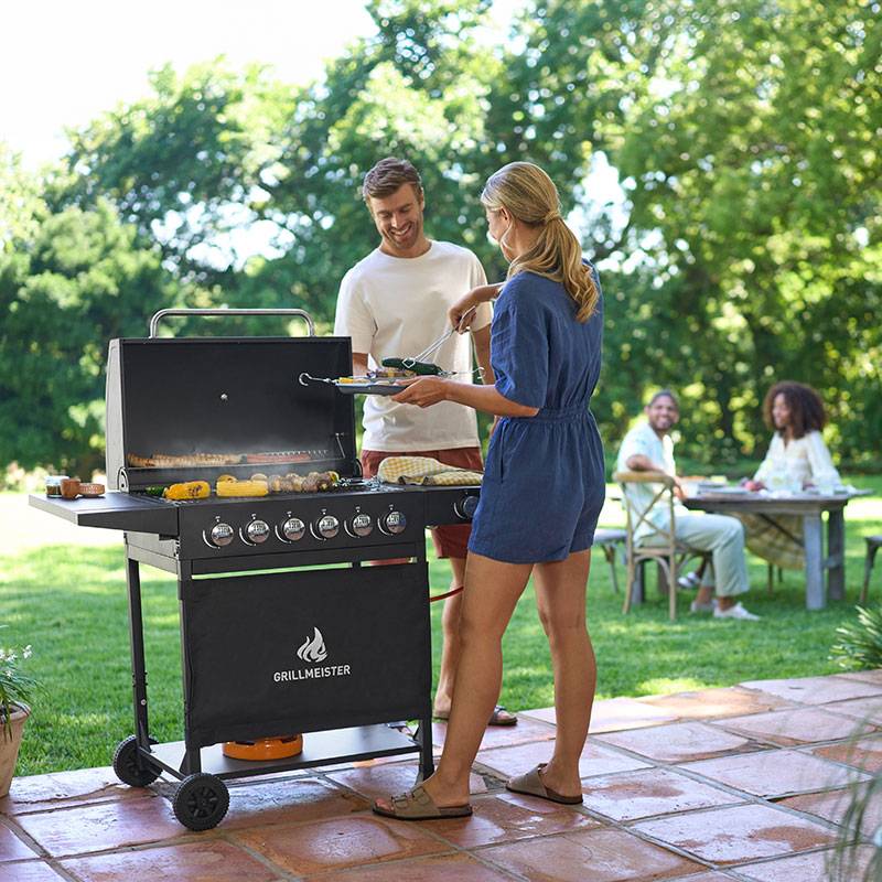 Grătar GrillMeister cu 6 arzătoare, în aer liber.