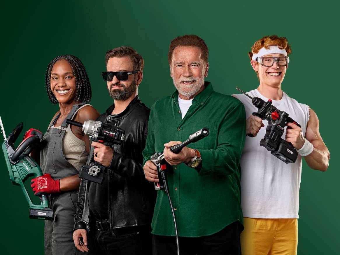 Patru persoane, inclusiv Arnold Schwarzenegger, ținând unelte electrice Parkside.