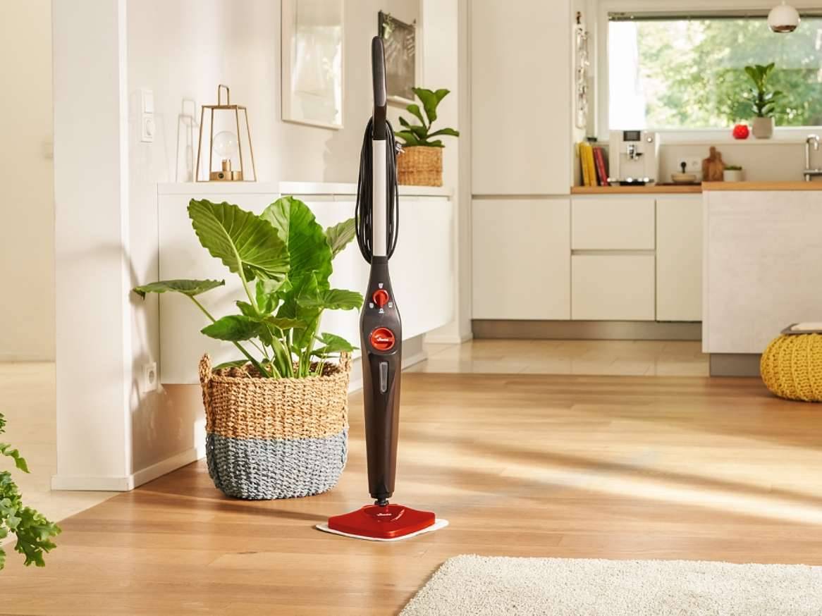 Un mop cu aburi este prezentat pe o podea din lemn, într-o bucătărie luminoasă.