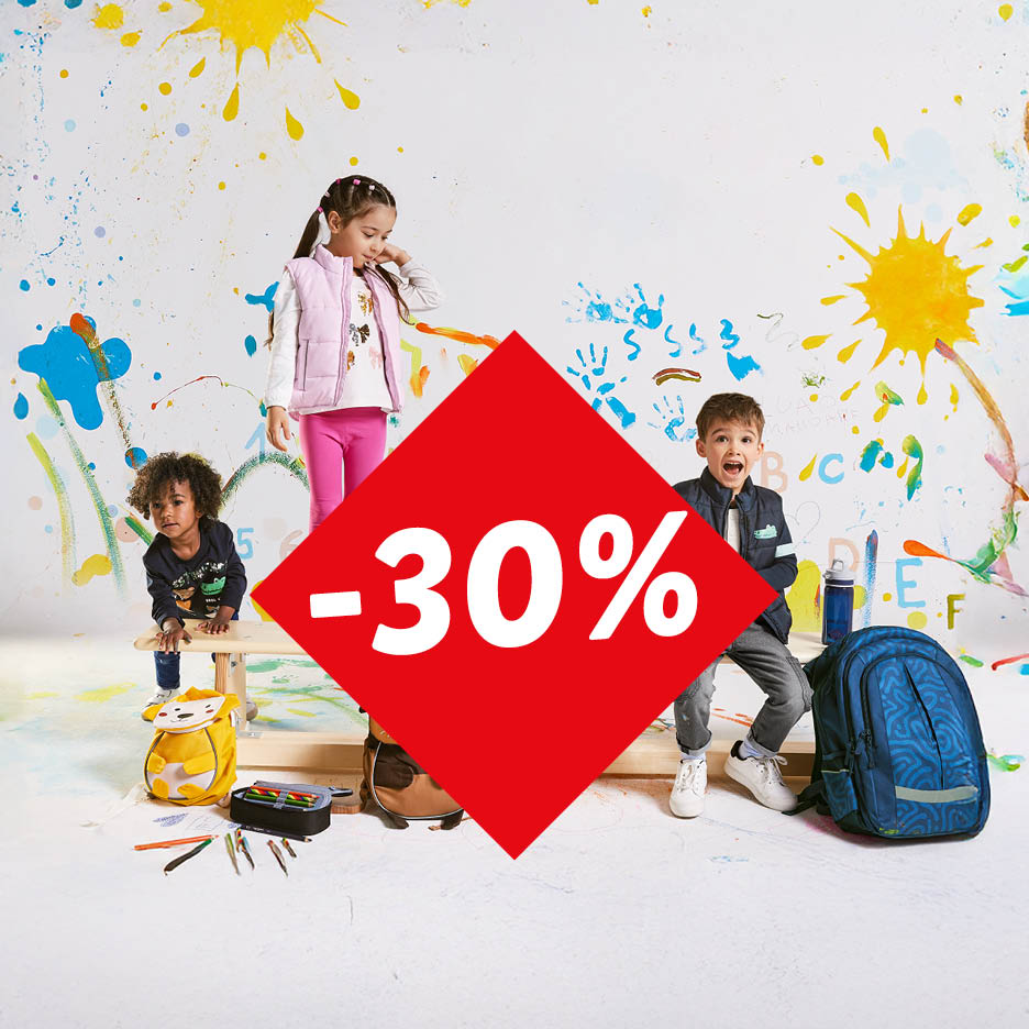 Trei copii cu ghiozdane și rechizite școlare, pe un fundal pictat, cu o reducere de 30%.