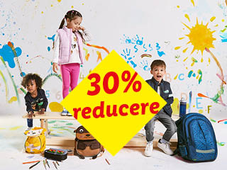 Copii fericiți cu ghiozdane și accesorii școlare, cu o reducere de 30%.