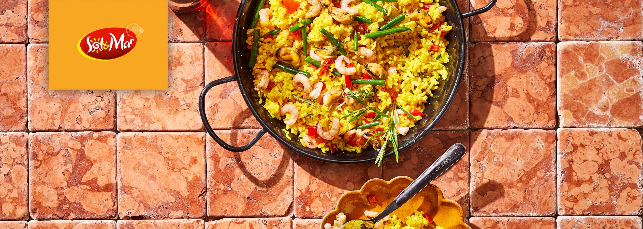 Paella cu fructe de mare și legume, cu logo-ul Sol&Mar în colțul din stânga sus.
