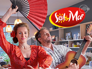 O pereche dansează flamenco, el cântă la chitară, promovând brandul Sol&Mar.