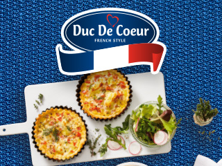 Tarte cu brânză Duc de Coeur, stil francez, servite cu salată.