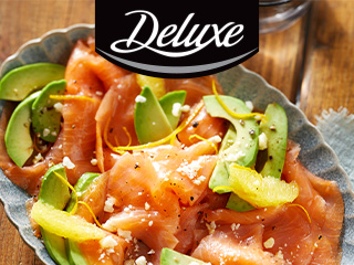 Salată delicioasă Deluxe cu somon afumat, avocado și grapefruit.