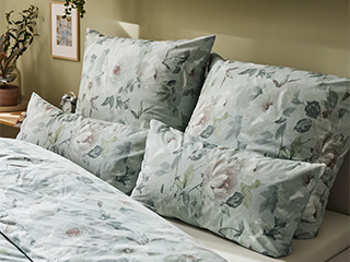 Set de lenjerie de pat cu imprimeu floral, culori pastelate.